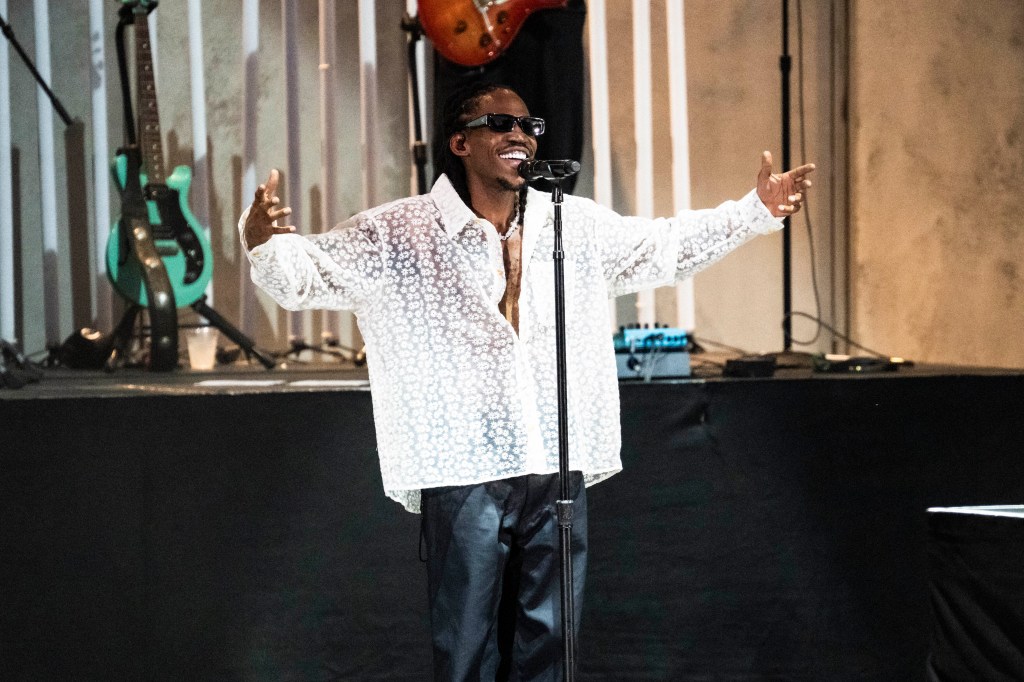 SiR performing