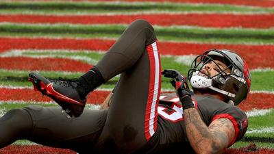 Mike Evans Suffers Non-Contact Knee Injury During Bucs' Season Finale