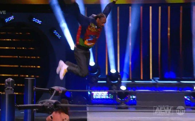 [WATCH] Snoop Dogg Dives From Top Rope in AEW Match