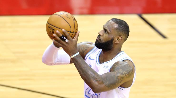 LeBron James Sinks Iconic No-Look 3-Pointer & Wins Mid-Game Bet