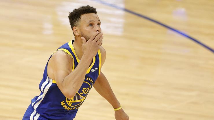 Steph Curry Reveals He Reads Tweets During Games