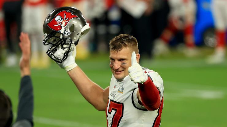 Rob Gronkowski Sets World Record After 600-Foot Catch From Helicopter