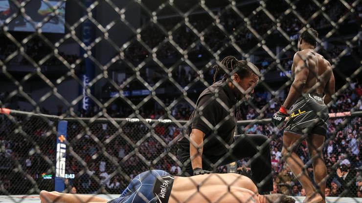 Chris Weidman Suffers Horrifying Leg Injury During Fight Against Uriah Hall