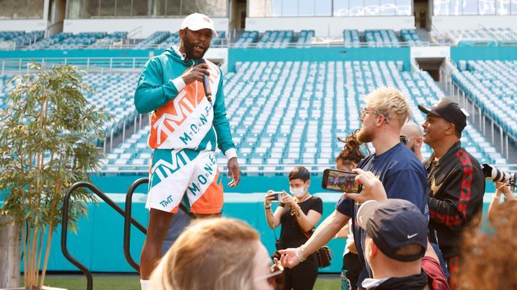 Jake Paul & 50 Cent Continue To Troll Floyd Mayweather Following "Gotcha Hat" Moment