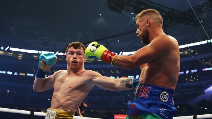 Canelo Alvarez Defeats Billy Joe Saunders Thanks To Eye-Socket Injury
