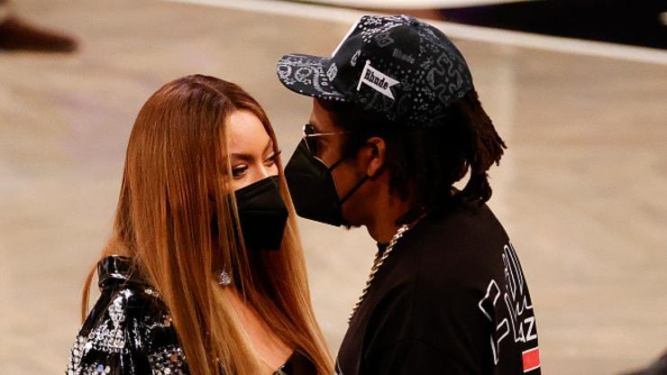 Jay-Z & Beyoncé Cozy Up Courtside At The Nets Game