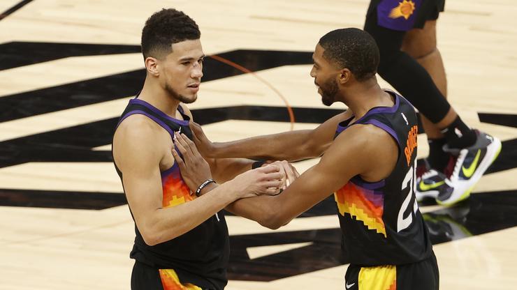 Devin Booker Busts His Nose & Returns Mid-Game