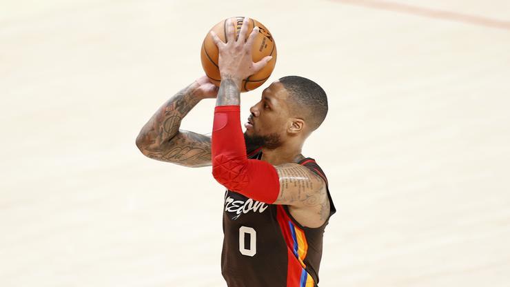 Damian Lillard Offers Subtle Reaction To "Fake" Blazers Fans