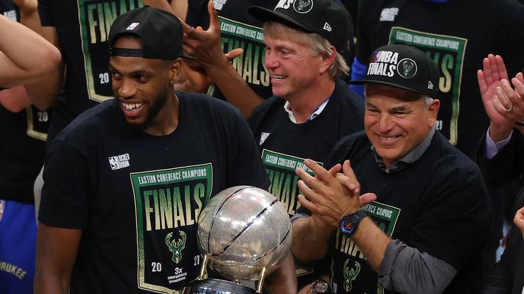 Bucks Fans Show Out After Team Arrives In Milwaukee