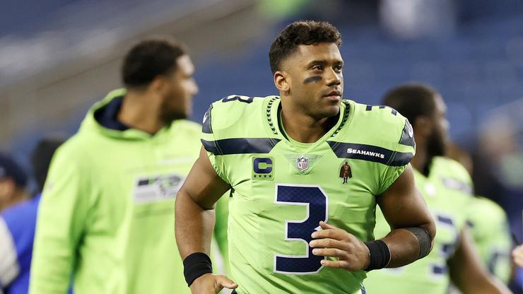 Russell Wilson Suffers Gruesome Finger Injury: Watch
