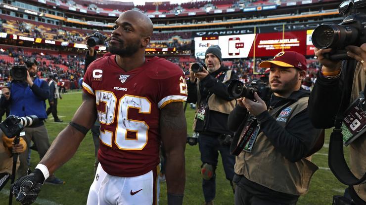 Adrian Peterson Officially Signs With The Titans