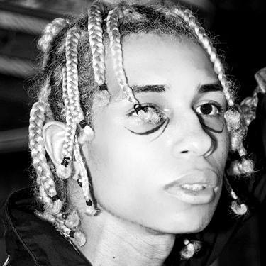 Discover aku’s New Music Video “rose gold in paris town”