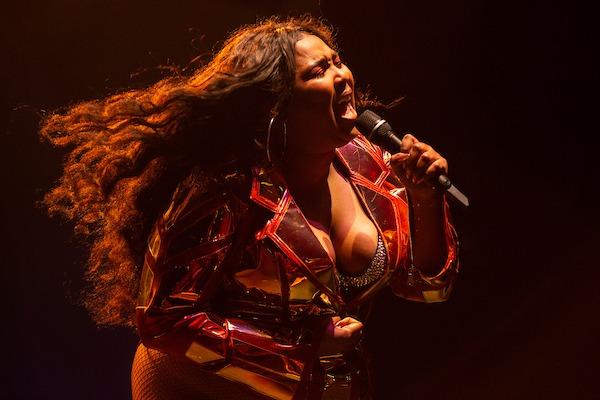 [WATCH] Lizzo Takes Part in Tik Tok Challenge by Eating Oreos and Mustard
