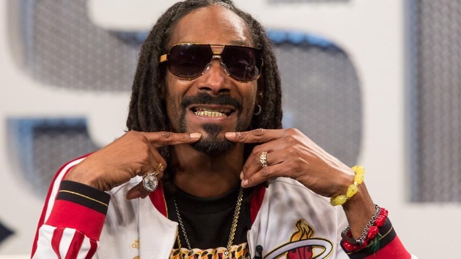 Snoop Dogg Gifts Former NFL QB Eli Manning Death Row Chain