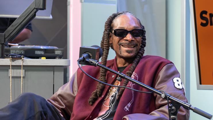 Snoop Dogg Gifts Eli Manning His Own Death Row Chain
