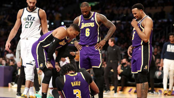 Anthony Davis Hit With Brutal Ankle Sprain, Fans React