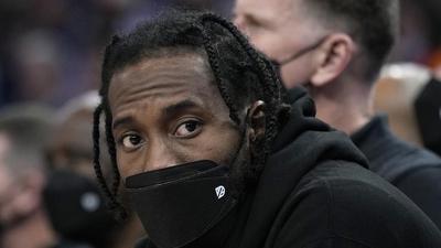 Kawhi Leonard Chops It Up Jerry Rice At 49ers Game