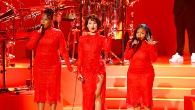Raye Delivers Stunning VMA Performance